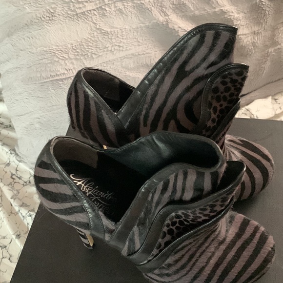 Alejandro Ingelmo zerbra pony hair 3 collar bootie 38.5 NIB - Picture 4 of 6